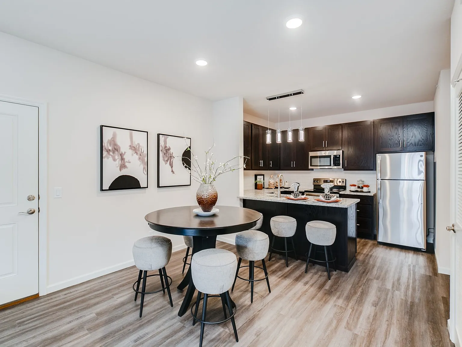 Park West Condominiums — Photo 4