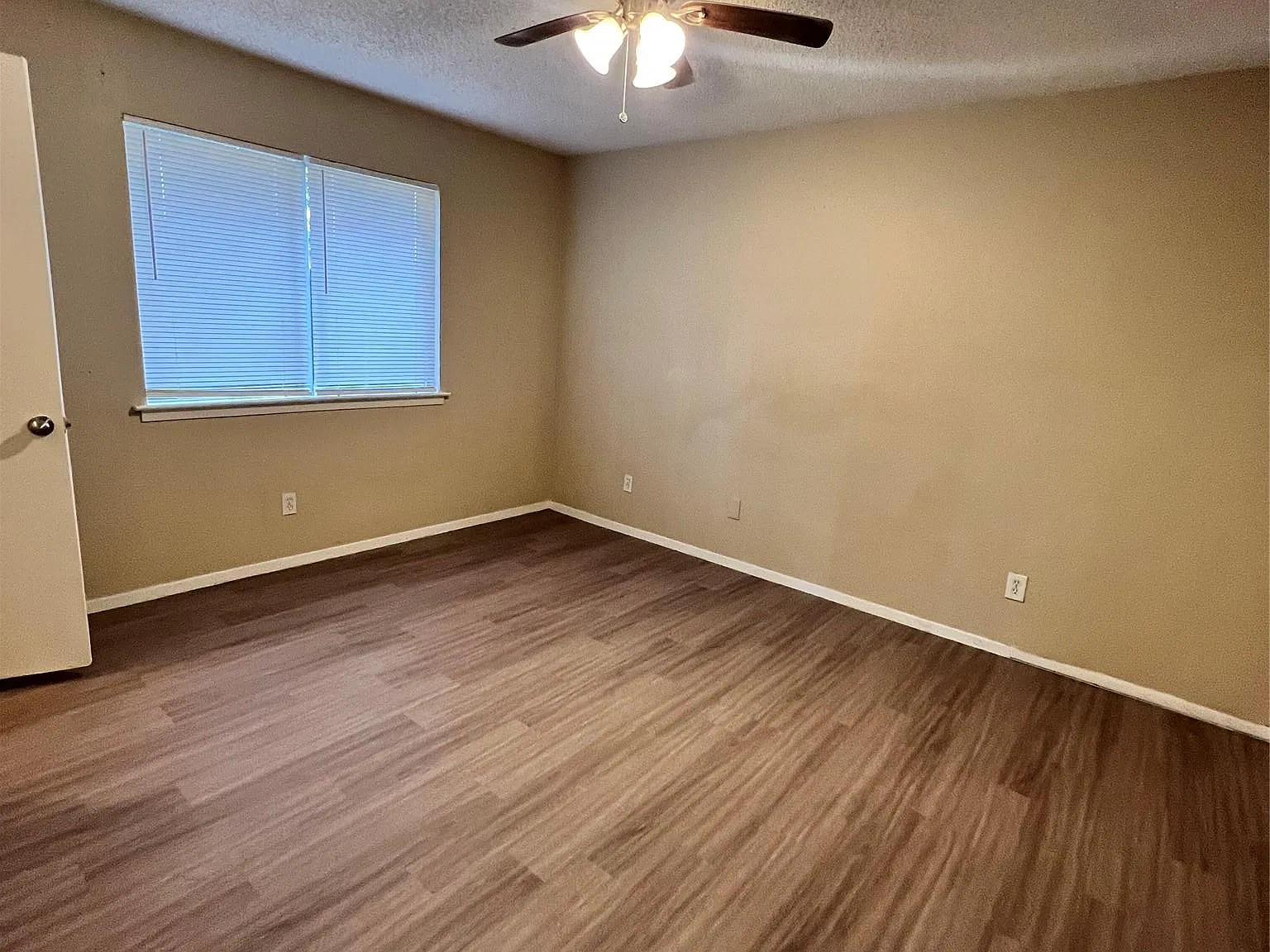 2 bed, 1.0 bath, 860 sqft, $1,295 — Photo 4
