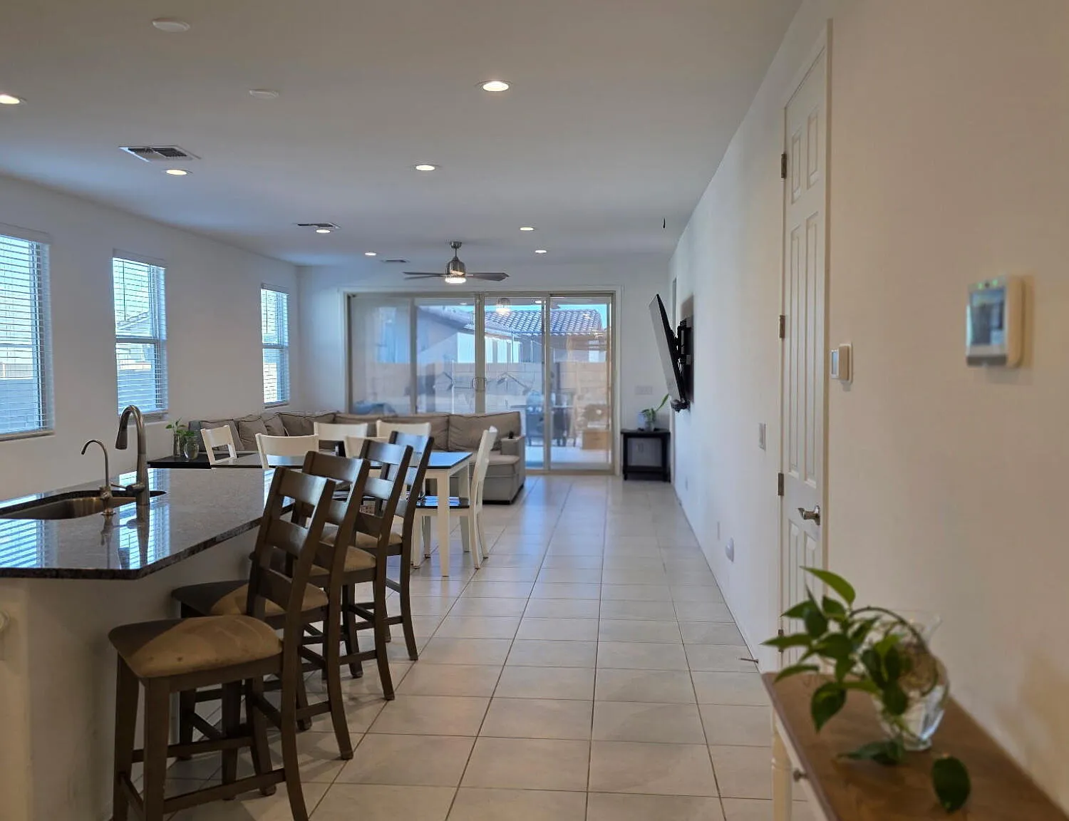 4 bed, 3.0 bath, 2095 sqft, $2,300 — Photo 2