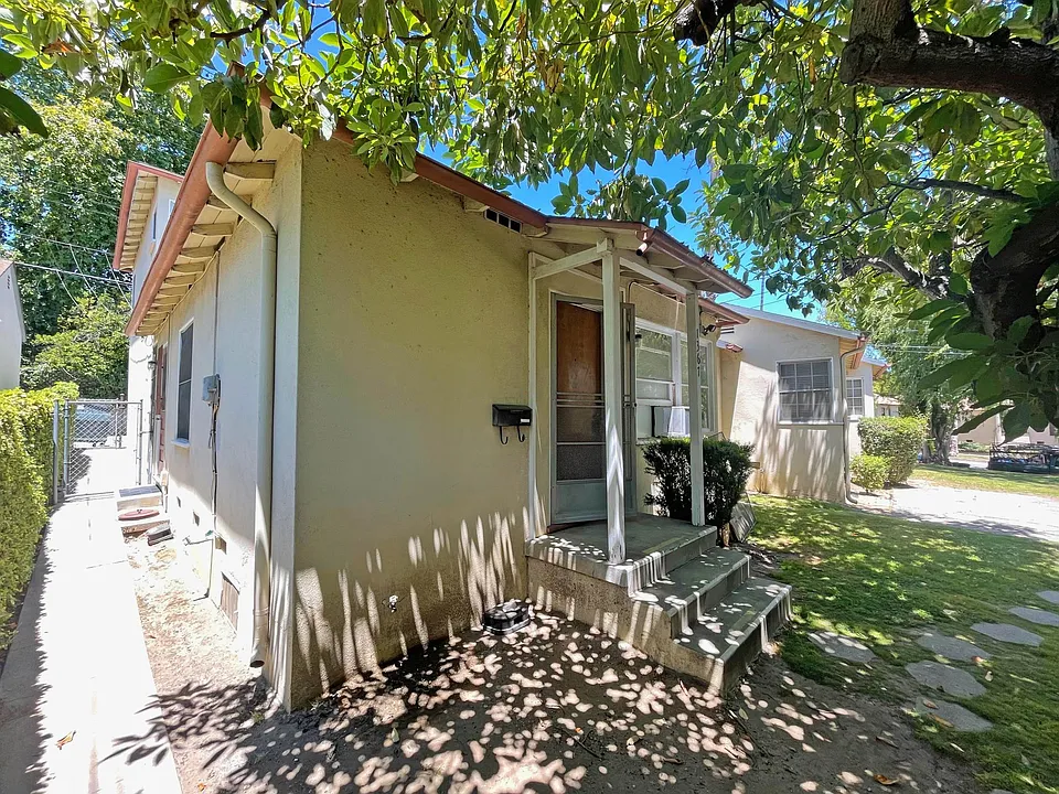 1367 N Chester Ave #1367