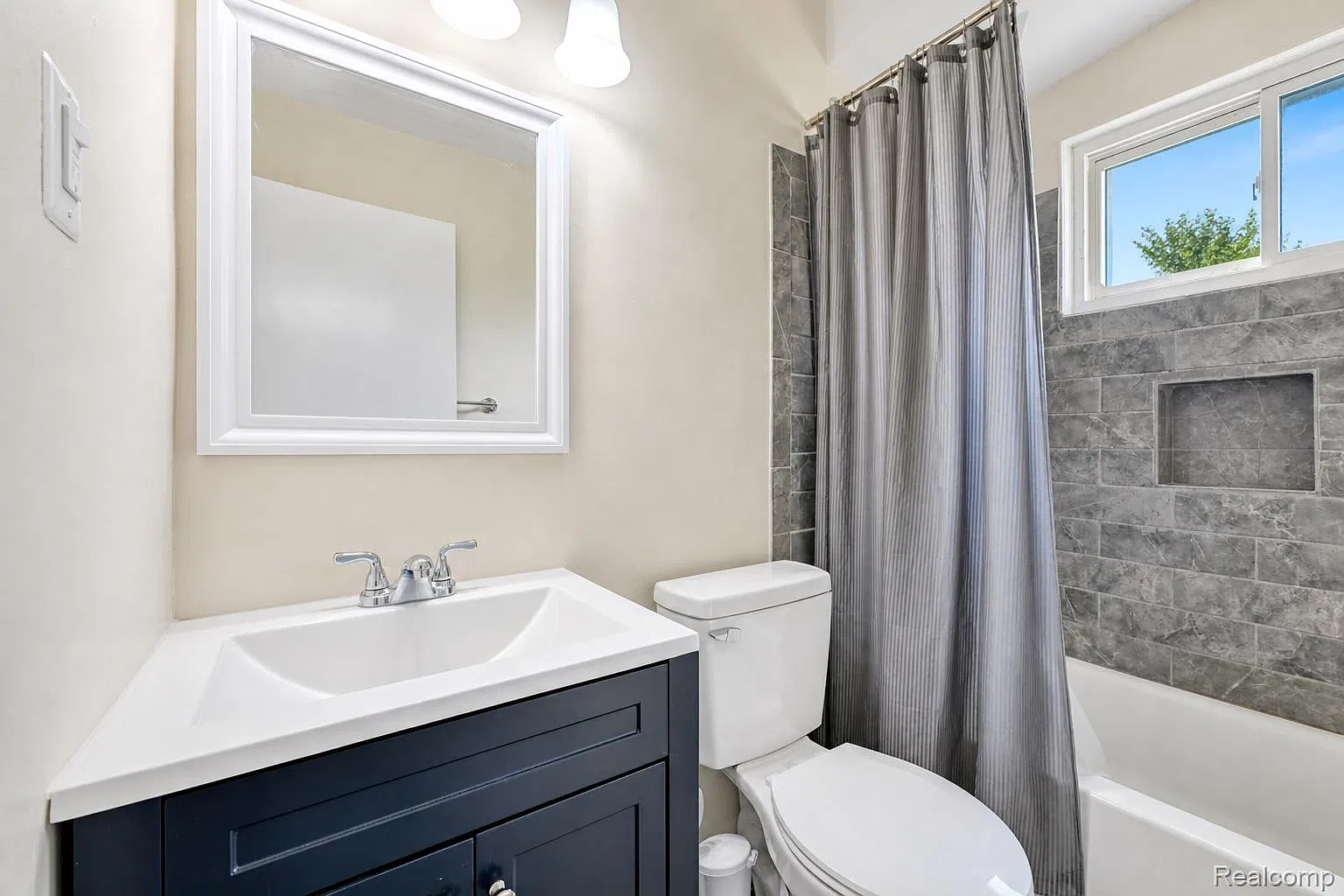 3 bed, 1.0 bath, 999 sqft, $2,100 — Photo 3