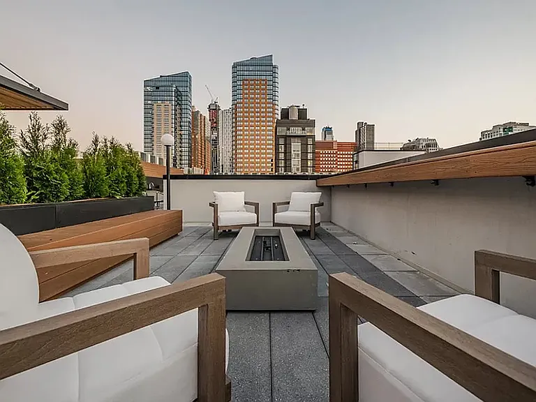 260 Gold St #701G — Photo 16