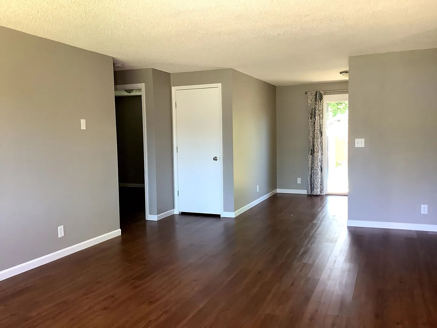 Freshly Updated 2-Bedroom 1-Bathrrom duplex — Photo 2