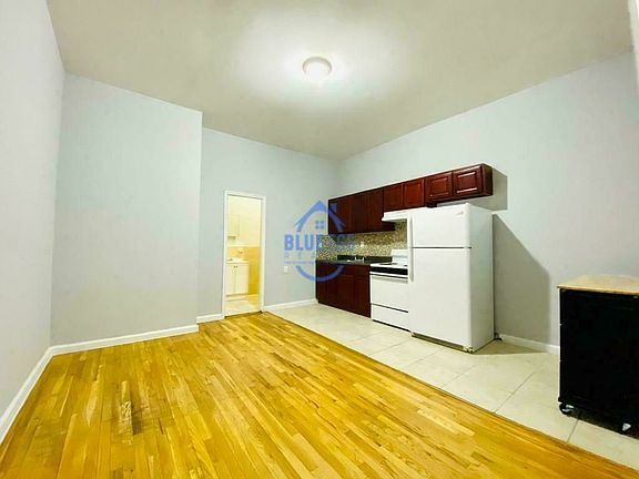 3rd image of 901 Willoughby Ave APT 2