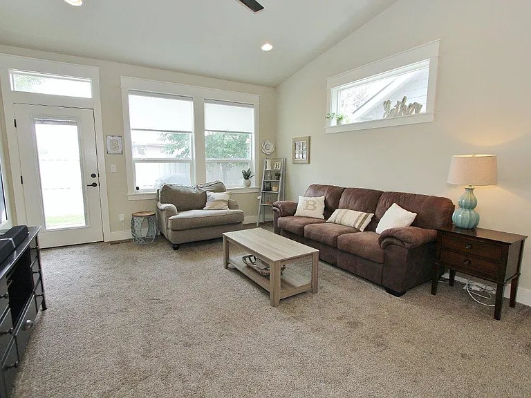3316 E Girdner Dr — Photo 5
