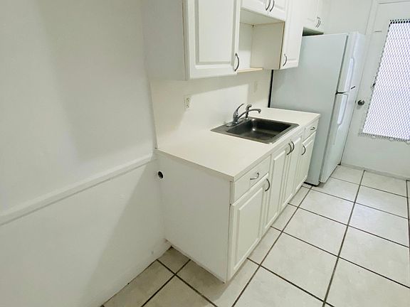 5th image of 952 Biarritz Dr #1