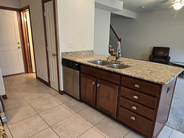 823 SE Crossings Ln — Photo 3