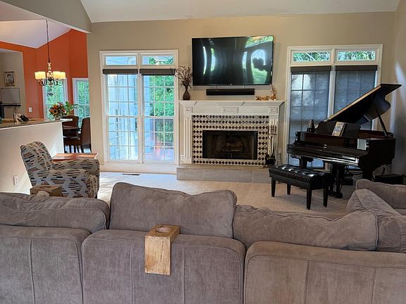 4th image of 2652 Mayfield Dr