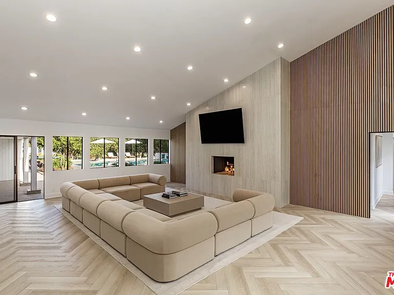 624 N Beverly Dr — Photo 12