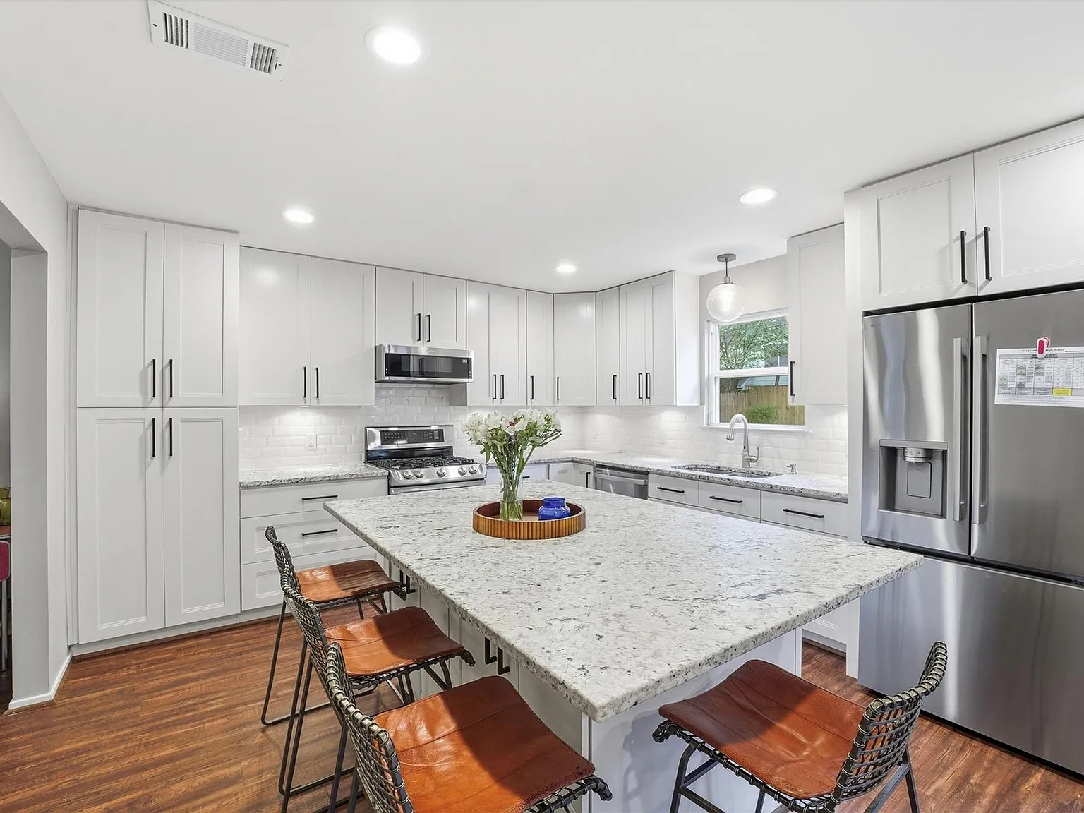 4 bed, 2.5 bath, 2240 sqft, $2,300 — Photo 4
