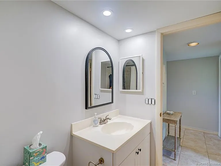 5539 NE Gulfstream Way — Photo 23