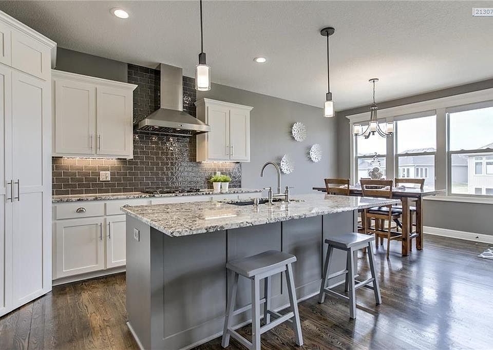 Chef's DREAM KITCHEN w/Double Oven, Gas Cook-Top, Range Hood, Granite & SS Appliances!