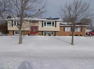 110 E 9th St, Gridley, IL 61744