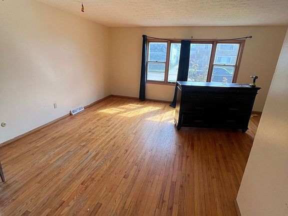 4th image of 534 E 208th St #1