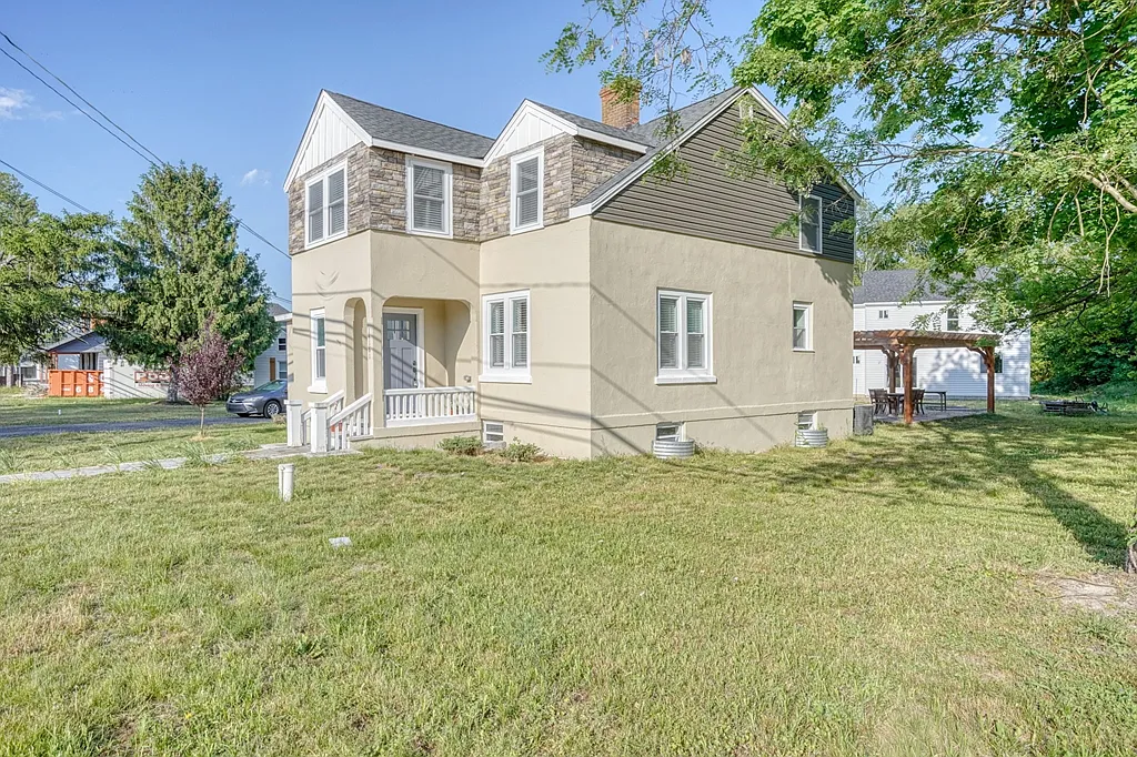 4 bed, 3.0 bath, 2500 sqft, $3,000 — Photo 1