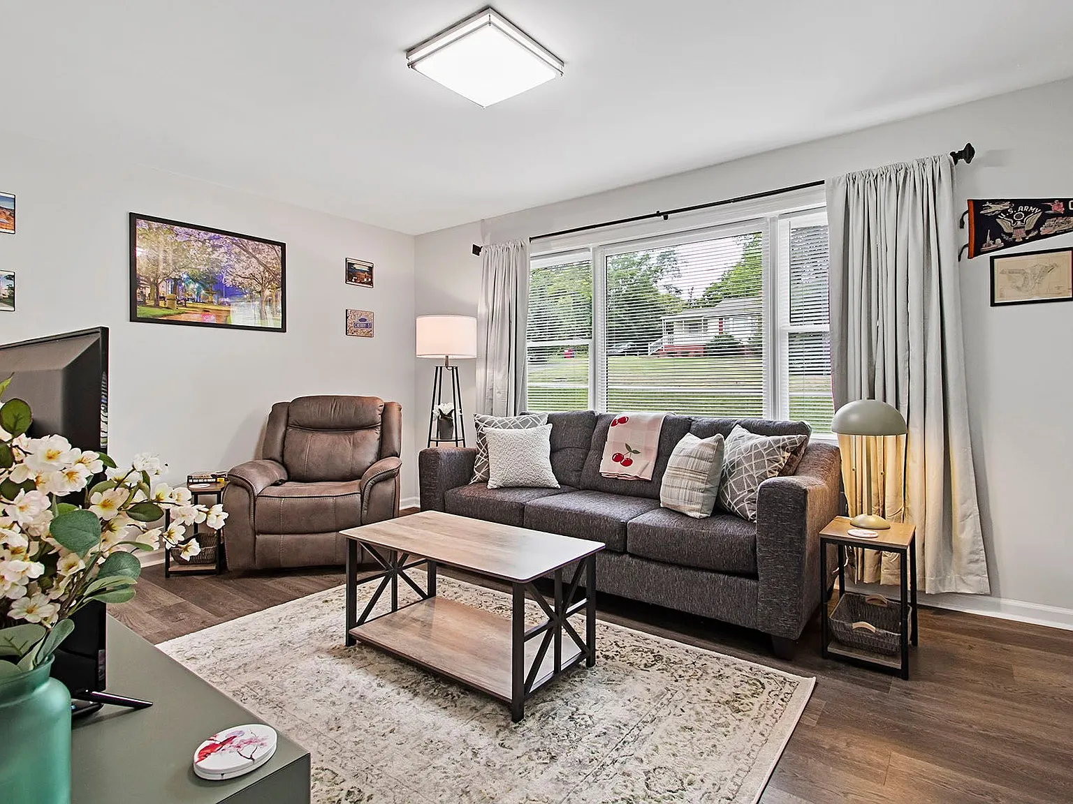 2 bed, 1.0 bath, 900 sqft, $1,695 — Photo 1