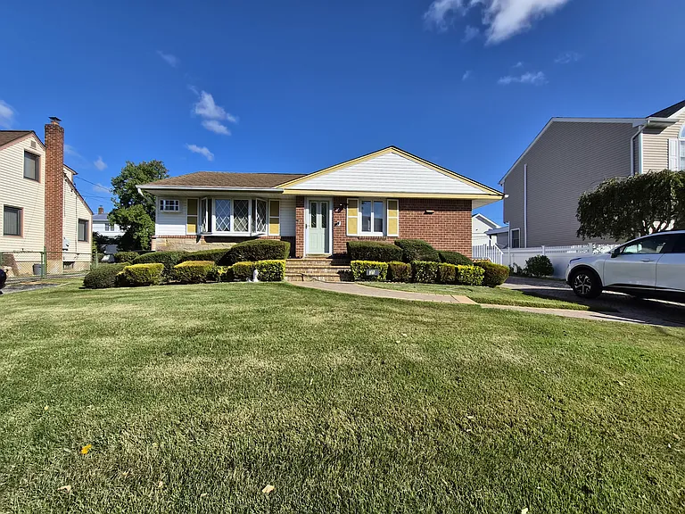35 Elwood Ave — Photo 1