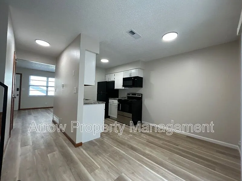 2 bed, 1.0 bath, $850 — Photo 3