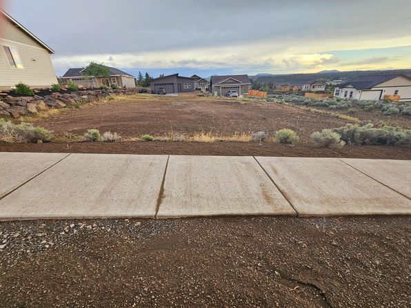 1053 SE Greenleaf Ln, Madras, OR 97741