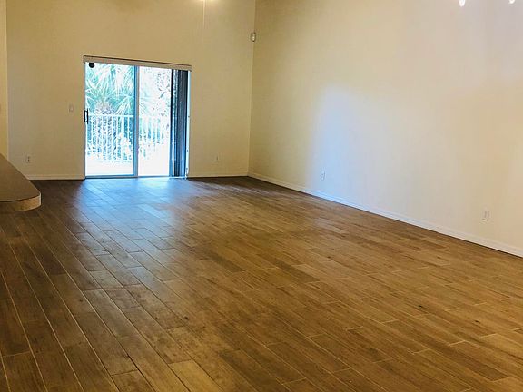 3rd image of 1020 Venetian Dr Unit 202