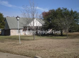 1010 W Woodridge Rd, Waxahachie, TX 75165
