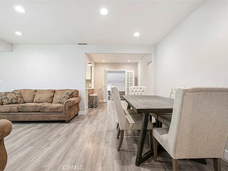 1527 N Screenland Dr — Photo 4