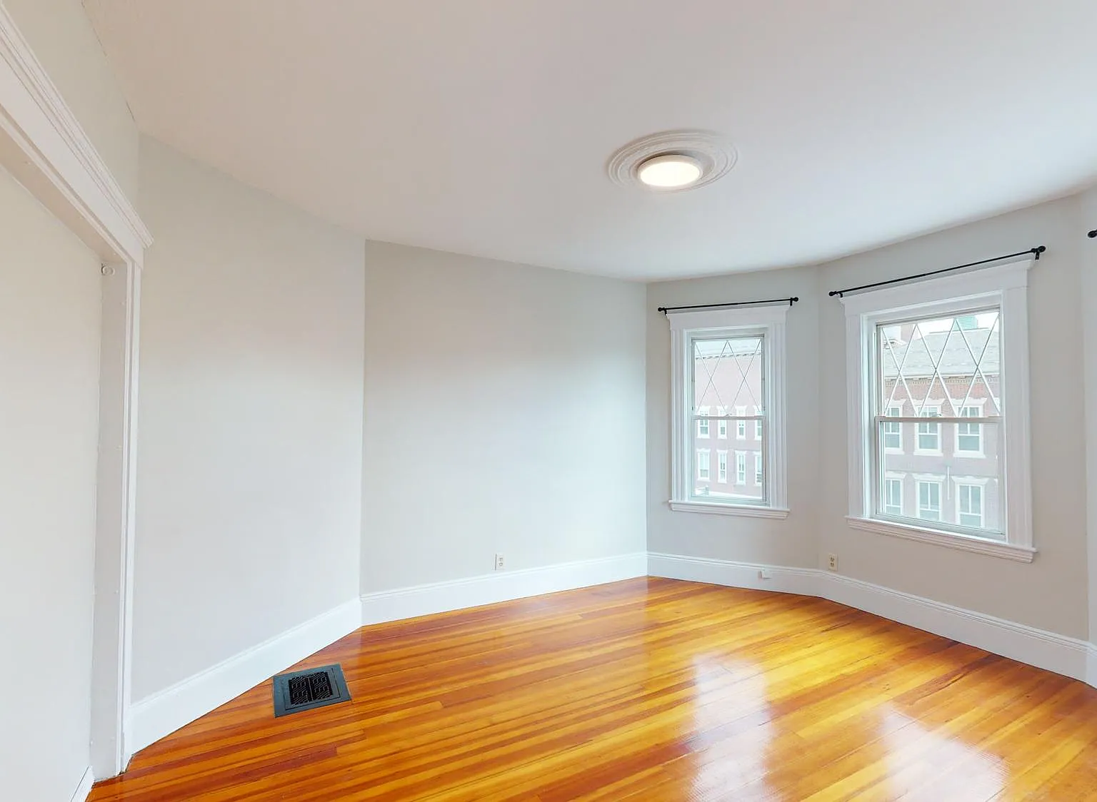 4 bed, 9999 sqft, $3,400 — Photo 3