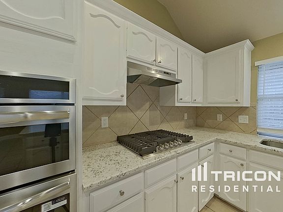 3rd image of 515 Crownpoint Ln