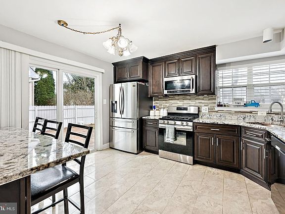 3rd image of 6 Berkely Dr