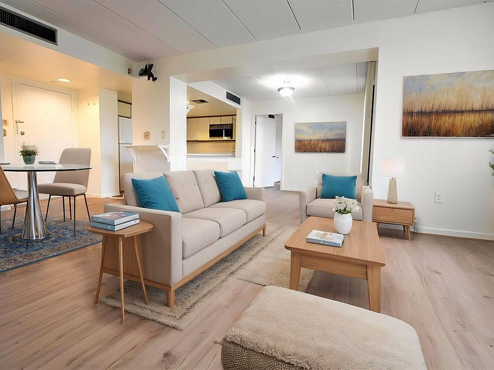 Living Room (virtually staged)