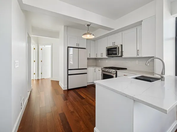 300 Communipaw Avenue image 11 of 43