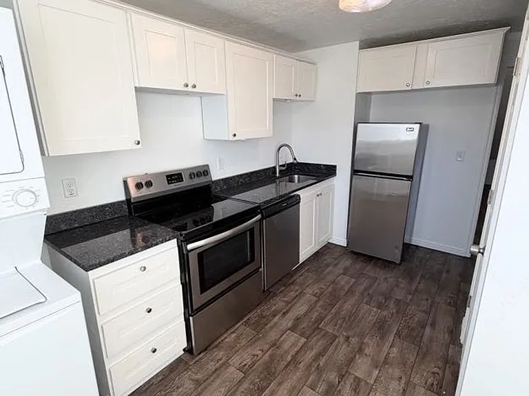 390 E 2700 S — Photo 2
