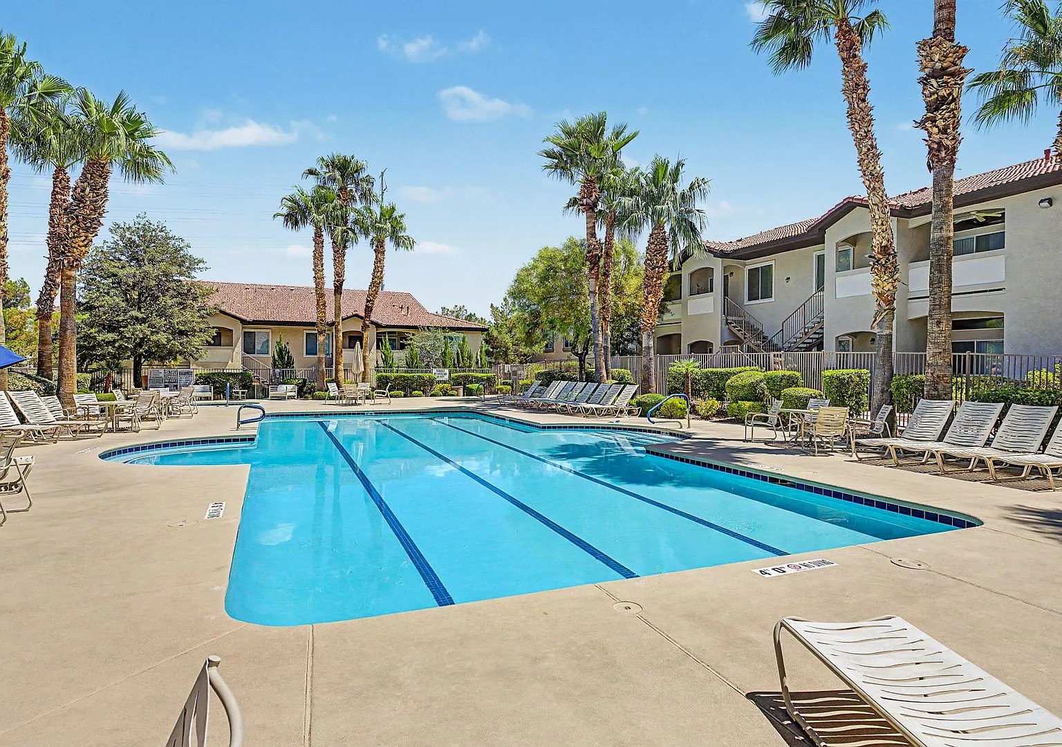 N.W. Gated Cozy Condo W/ Community Pool And Spa — Photo 3
