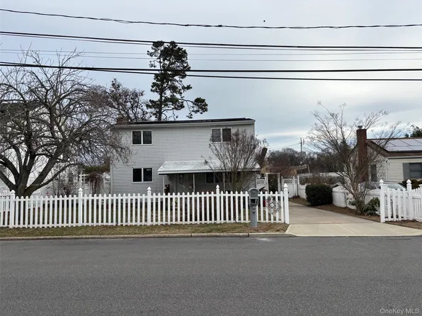 33 Lakewood Avenue, Ronkonkoma, NY 11779