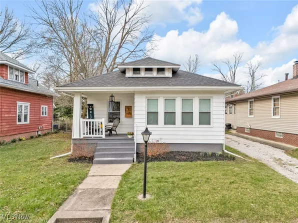 1156 Parkside Dr, Alliance, OH 44601