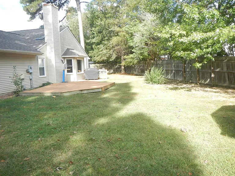 901 Brentmoor Ct — Photo 4
