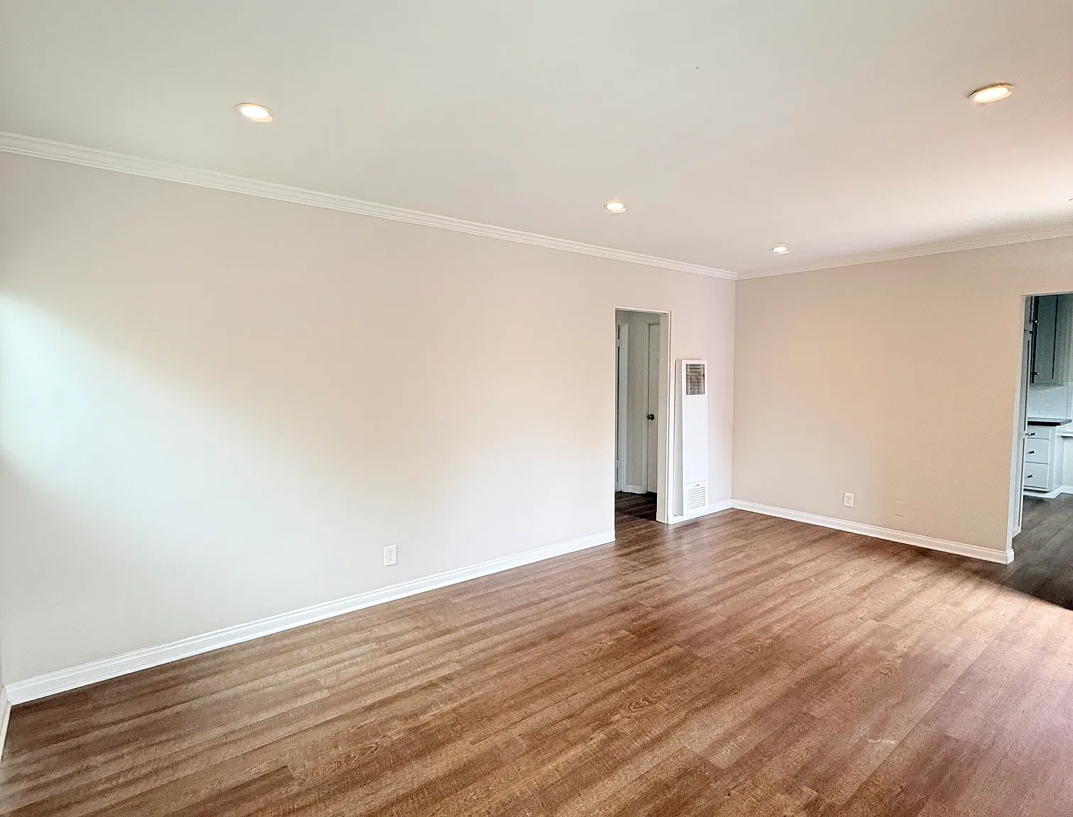 206 W Yanonali St — Photo 3