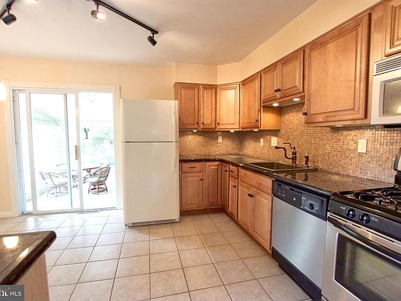 2nd image of 6 Isleta Ln