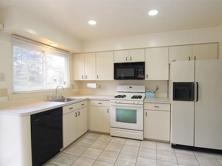 5590 Greenbriar Dr — Photo 13