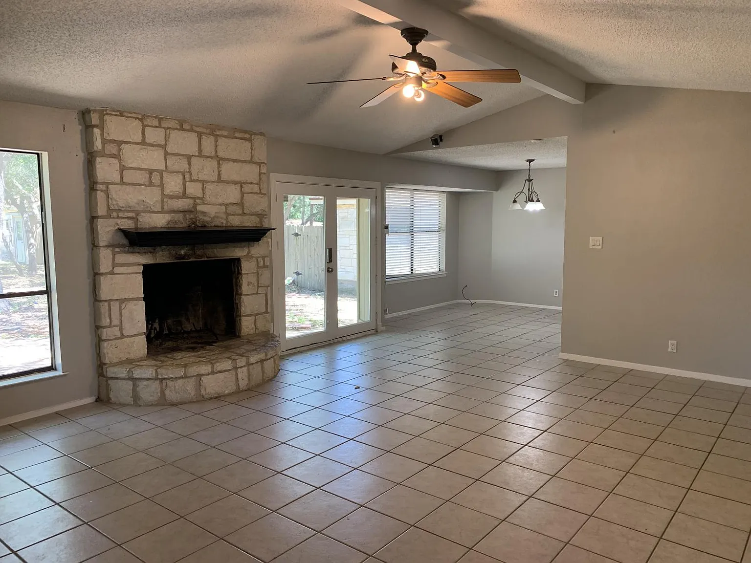 4 bed, 2056 sqft, $2,395 — Photo 4