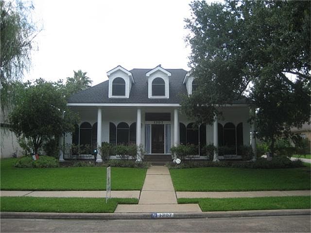 Custom built Logan Ryan home on a quiet culdesac street. Golf course community with FBISD K-12 withi