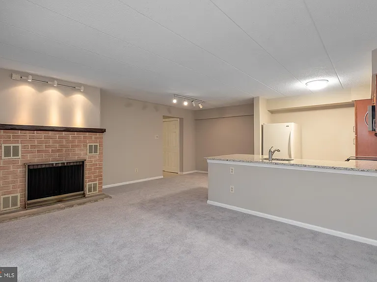 510 Washington Pl #10 — Photo 6