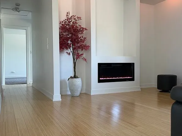 590 Willowcreek Ct #4-14, Clarendon Hills, IL 60514