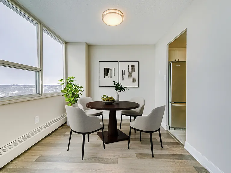 205 Queen Mary Dr — Photo 3