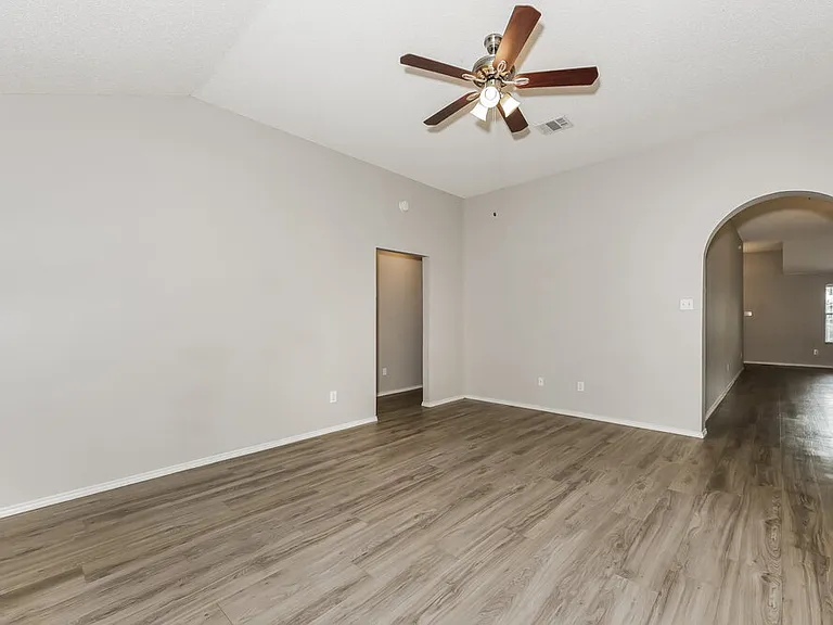 706 Langford Dr — Photo 4