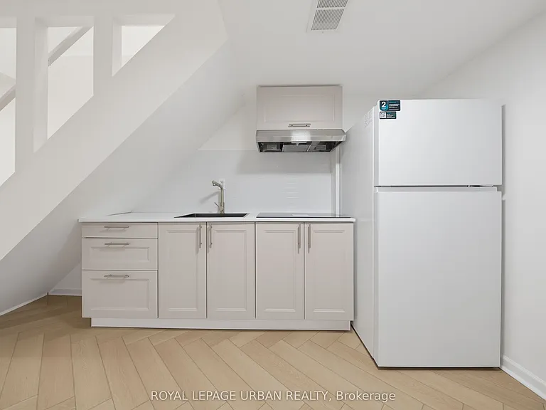 153 Craven Rd #BASEMENT — Photo 12