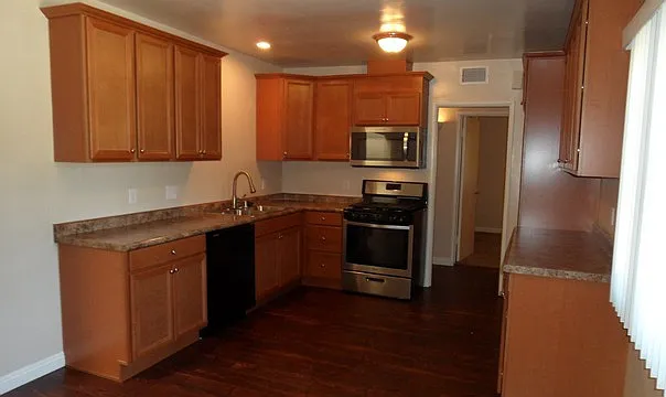 344 N Shattuck Pl — Photo 2