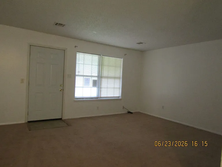 147 NE Dunlop St — Photo 2
