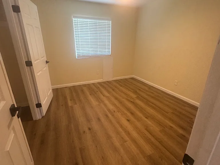 490 W Commercial Ave — Photo 6