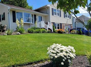 11 Idlewood Dr, Dallas, PA 18612